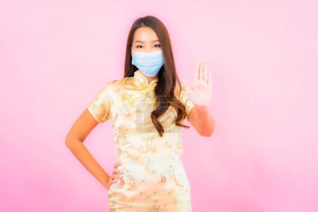Téléchargez les photos : Portrait belle jeune femme asiatique porter un masque pour protéger de covid19 et coronavirus - en image libre de droit