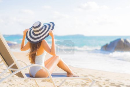 Téléchargez les photos : Portrait belle jeune femme asiatique relax sourire loisirs autour de la plage mer océan en voyage vacances - en image libre de droit