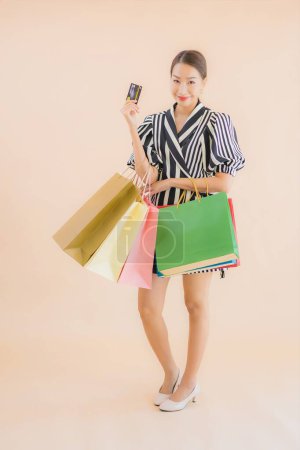 Foto de Retrato hermosa joven asiática mujer con un montón de bolsa de compras de grandes almacenes - Imagen libre de derechos