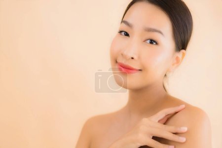 Téléchargez les photos : Portrait belle jeune asiatique visage femme avec beauté spa bien-être et maquillage cosmétique concept - en image libre de droit