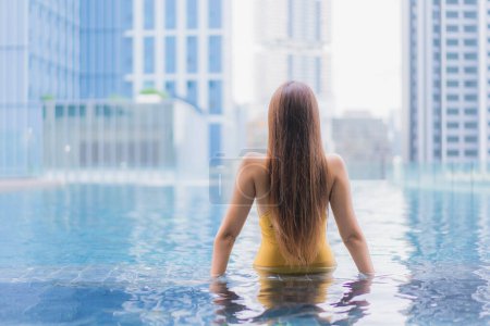 Téléchargez les photos : Portrait belle jeune femme asiatique détendre loisirs autour de la piscine dans la station hôtelière - en image libre de droit