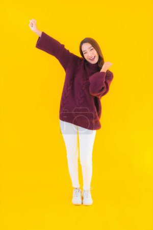 Foto de Retrato hermosa joven asiática mujer sonrisa feliz en otra acción en amarillo aislado fondo - Imagen libre de derechos
