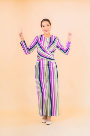 Téléchargez les photos : Portrait belle jeune femme asiatique sourire se détendre en action sur fond de couleur - en image libre de droit