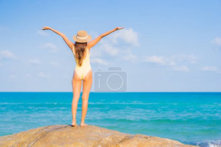 Foto de Retrato hermosa joven asiática mujer relajarse sonrisa ocio alrededor de playa mar océano en viaje de vacaciones - Imagen libre de derechos