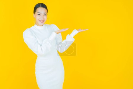 Foto de Retrato hermosa joven asiática mujer sonrisa con acción en color fondo - Imagen libre de derechos