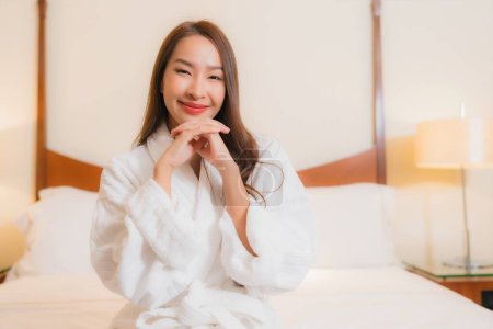 Foto de Retrato hermosa joven asiática mujer sonrisa relajarse ocio en cama en dormitorio interior - Imagen libre de derechos