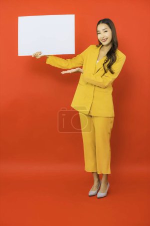 Téléchargez les photos : Portrait belle jeune entreprise asiatique femme sourire avec vide blanc panneau d'affichage pour le texte - en image libre de droit