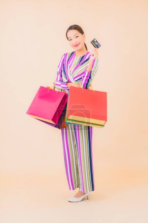 Foto de Retrato hermosa joven mujer asiática con colorido bolso de compras en color aislado fondo - Imagen libre de derechos