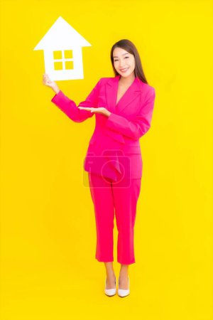 Foto de Retrato hermosa joven mujer asiática con signo de inicio en color amarillo aislado fondo - Imagen libre de derechos