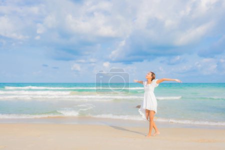 Téléchargez les photos : Portrait belle jeune femme asiatique relax sourire loisirs autour de la plage mer océan en vacances Voyage - en image libre de droit