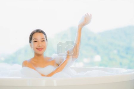 Foto de Retrato hermosa joven mujer asiática relajarse ocio disfrutar en la bañera en el baño y aseo interior - Imagen libre de derechos
