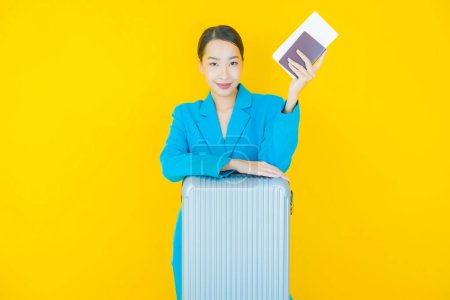 Foto de Retrato hermosa joven asiática mujer con bolsa de equipaje y pasaporte listo para viajar - Imagen libre de derechos