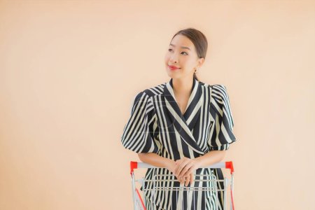 Téléchargez les photos : Portrait belle jeune femme asiatique avec panier pour épicerie - en image libre de droit