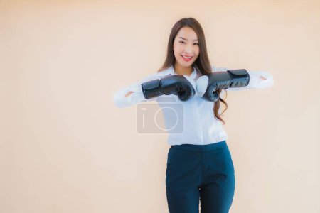 Téléchargez les photos : Portrait belle jeune femme d'affaires asiatique avec concept de boxe sur fond de couleur isolé - en image libre de droit