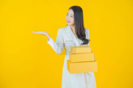 Photo for Portrait beautiful young asian woman with box ready for shipping on color background - Royalty Free Image