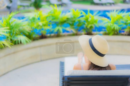 Foto de Retrato hermosa joven asiático mujeres feliz sonrisa relajarse alrededor de piscina al aire libre en hotel resort para vacaciones de viaje - Imagen libre de derechos