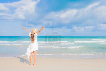 Téléchargez les photos : Portrait belle jeune femme asiatique relax sourire loisirs autour de la plage mer océan en vacances Voyage - en image libre de droit