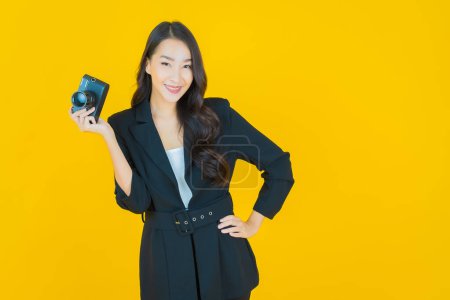 Foto de Retrato hermosa joven asiático mujer uso cámara en color fondo - Imagen libre de derechos
