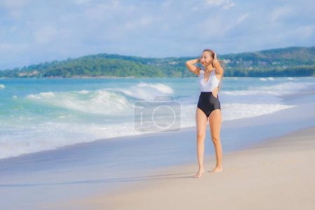 Foto de Retrato hermosa joven asiática mujer relajarse sonrisa alrededor de playa mar océano en vacaciones - Imagen libre de derechos