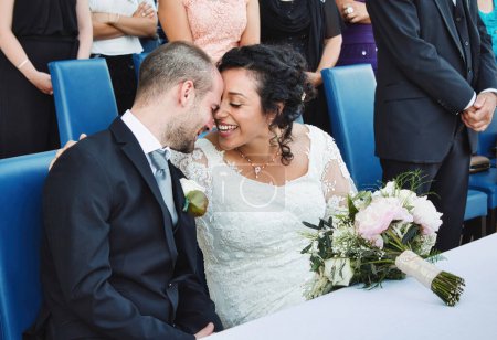 Téléchargez les photos : An attractive white caucasian couple getting married wearing formal dress - en image libre de droit