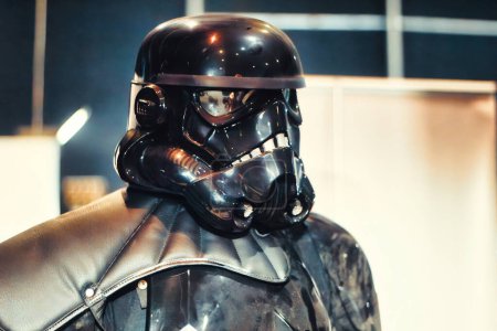 Téléchargez les photos : 29 octobre 2022 - Ta'Qali, Malte : Un Stormtrooper de la franchise Star Wars portant une armure noire et un masque lors d'une convention de science-fiction - en image libre de droit