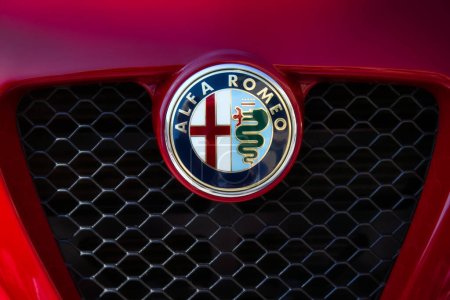 Téléchargez les photos : Gros plan du logo de la marque Alfa Romeo sur la calandre du radiateur avant d'une voiture de sport de luxe classique - en image libre de droit