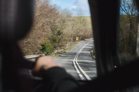 Foto de Punto de vista del pasajero trasero desde el interior del coche que viaja, mirando por la ventana de una carretera de campo - velocidad en una sola calzada, concepto de viaje - Imagen libre de derechos