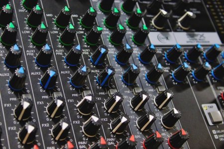Foto de Primer plano de filas de botones y botones de control en una unidad de procesador digital multiefecto: tecnología profesional para la industria de la música - Imagen libre de derechos