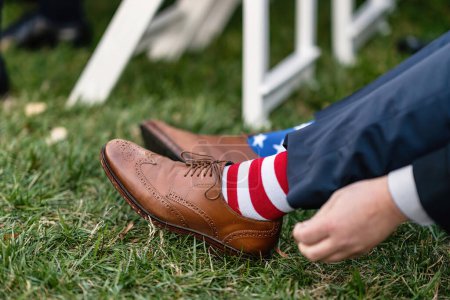 Ein patriotischer amerikanischer Mann mit einem Paar Socken aus Sternen und Streifen - Wahlkampfkonzept