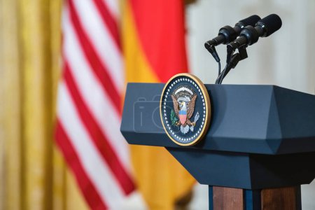 Foto de Washington DC, Estados Unidos - 7 de febrero de 2022: Un primer plano del podio presidencial vacío con micrófono de con el presidente da un discurso - Imagen libre de derechos