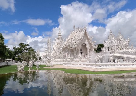 Téléchargez les photos : Temple blanc ou Wat Rong Khun avec fontaines dragon - en image libre de droit