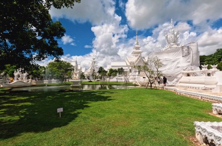 Téléchargez les photos : Bâtiments en construction autour de Wat Rong Khun Chiang Rai - en image libre de droit