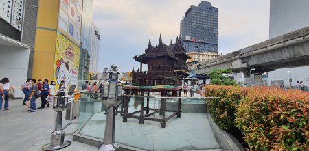 Foto de MBK Centro comercial pequeño santuario budista cerca de la entrada desde el skywalk - Imagen libre de derechos