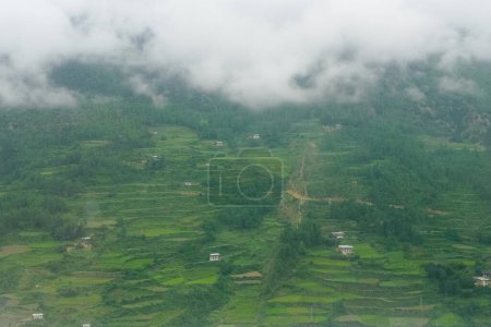 Nahaufnahme einer terrassenförmigen Anbaulandschaft mit Reisfeldern in Südasien Bhutan