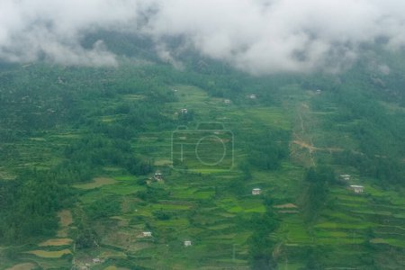 Reisterrassenfelder mit ländlicher Architektur in der bergigen Region des Himalaya
