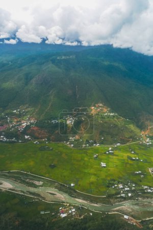 Ruhige landschaftliche Vegetation und Häuser der tibetischen Kultur in Druk Bhutan