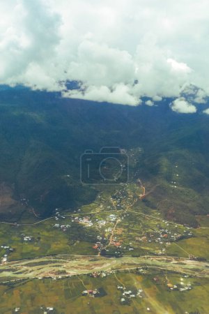 Fernsicht der ländlichen Siedlung entlang der bergigen Landschaft in Druk Bhutan