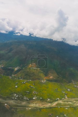 Landschaft aufgenommen Luftaufnahme der nebligen Berge von Paro Bhutan