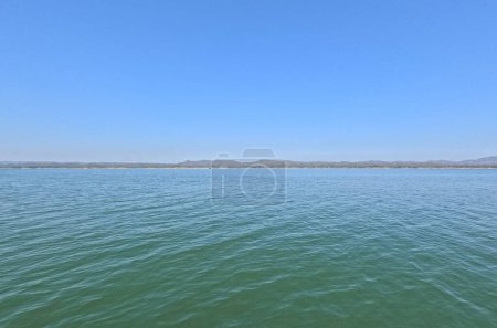 Horizonte escénico del lago Kaptai tomado en febrero de 2024