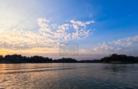 Hermoso cielo azul con nubes y tranquila escena del lago Kaptai