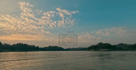 Fotografía panorámica cinematográfica del atardecer del lago Kaptai Rangamati Chittagong