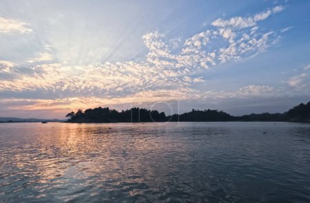 Atardecer tranquilo paisaje del lago Kaptai Bangladesh