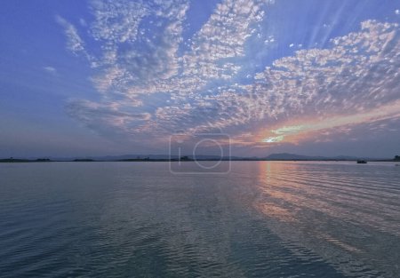 Puesta de sol con paisaje nublado y horizonte del lago Kaptai Rangamati Chittagong