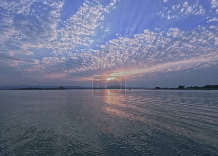 Crepúsculo con horizonte tranquilo del lago Kaptai Rangamati Chittagong