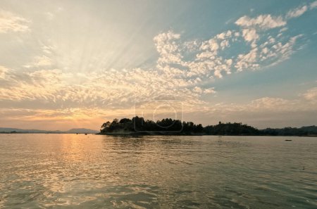 Hermoso amanecer sobre el lago Kaptai Rangamati Chittagong