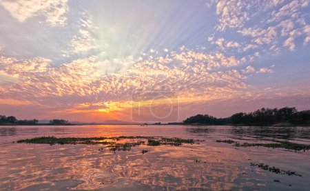 Idílico cielo nublado colorido atardecer del lago Kaptai Rangamati Chittagong