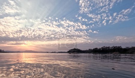 Concepto panorámico de puesta de sol cerca del pintoresco lago Kaptai Rangamati Chittagong