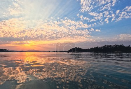 Atardecer paisaje marino bajo el cielo nublado rosa del lago Kaptai Rangamati Chittagong