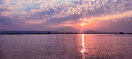 Hermoso cielo colorido y puesta de sol en el lago Kaptai Rangamati Chittagong