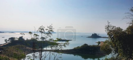 Nebeliger Sommermorgen malerischer Blick auf die Kaptai-Seenlandschaft